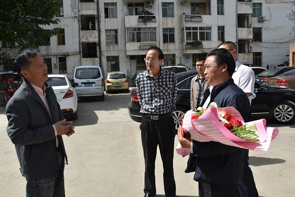 鄧俊慰問四川地震災(zāi)后恢復(fù)重建先進個人趙合興.JPG