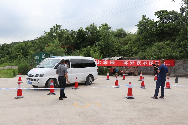 昭化區(qū)舉辦首屆“公務車駕駛員技能大比武” (1).JPG