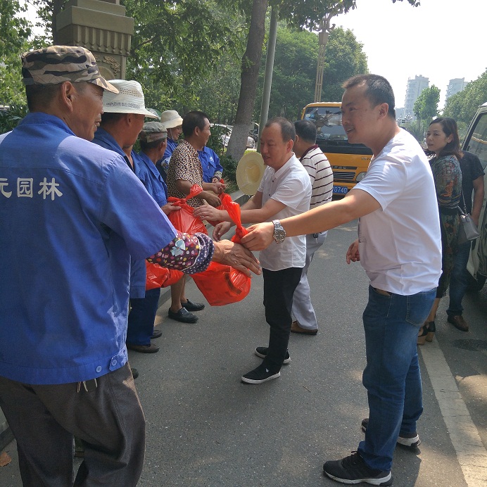 市城市園林綠化管理處開展夏季“送清涼”慰問活動(1).jpg