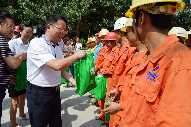 劉襄渝為奮戰(zhàn)在一線的環(huán)衛(wèi)工人和建設(shè)者“送清涼”.jpg