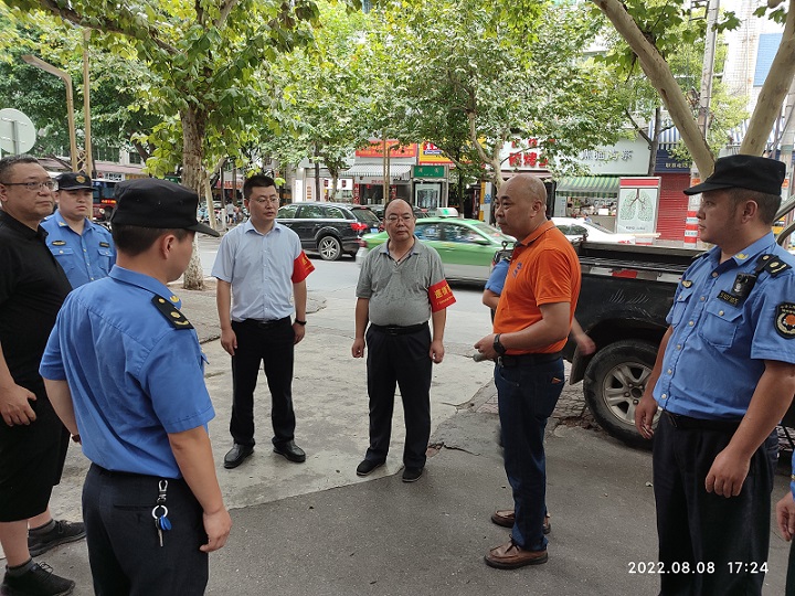 在南街到利州西路路口檢查商家門(mén)前“五包”落實(shí)情況.jpg